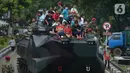 Warga naik tank berkeliling  di lapangan Marinir Cilandak, Jakarta, Selasa (15/11/2022). Kegiatan ini dilakukan dalam rangka peringatan HUT Ke-77 Korps Marinir dibuka untuk warga mencoba berkeliling markas Marinir. (merdeka.com/Imam Buhori)