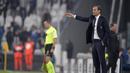 Pelatih Juventus, Massimiliano Allegri memberikan arahan kepada timnya saat melawan Spal pada lanjutan Serie A di Allianz Stadium, Turin, (25/10/2017). Juventus menang 4-1. (AFP/Miguel Medina)