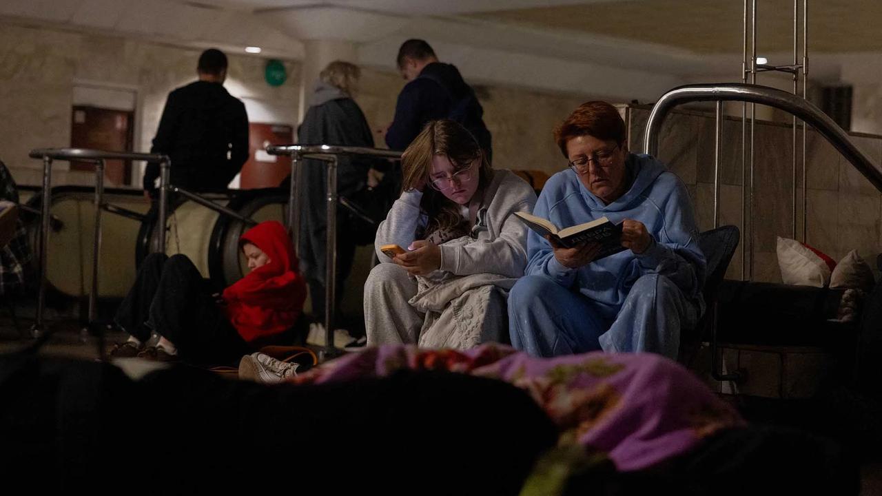 FOTO: Warga Kyiv Berlindung di Stasiun Metro Saat Alarm Serangan Udara Rusia Berbunyi