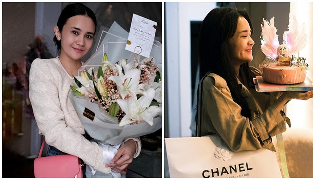 Meski sudah berusia 28 tahun, tak dipungkiri jika bintang artis kelahiran 20 Januari 1995 ini terlihat seperti masih berusia 25 tahun. Punya pesona tersendiri, kecantikan Michelle Ziudith bikin pangling. Tampil dengan polesan makeup natural saat terima kejutan dari orang tersayang, Michelle dipuji cantik alami. Genap berusia 28 tahun, kebahagiaan terpancar jelas di wajah Michelle. (Liputan6.com/IG/@michelleziu)