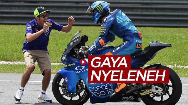 Berita video gaya nyeleneh Valentino Rossi di MotoGP. Mulai minum dari sepatu balapnya hingga duduk seperti perempuan diatas motor.