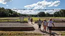 Orang-orang mengunjungi museum di bekas Kamp Kematian Nazi Stutthof, di Sztutowo, Polandia (21/7/2020). Bara pembakaran mayat di hutan di sekitar kamp konsentrasi Stutthof Nazi Jerman masih menghantui Marek Dunin yang berusia 93 tahun. (AFP Photo/Wojtek Radwanski)