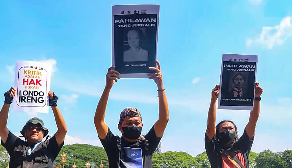 Wartawan yang tergabung dalam PWI Malang Raya, AJI Malang, IJTI Korda Malang, dan PFI Malang menyampaikan pernyataan sikap saat aksi damai di Bundaran Tugu Kota Malang, Senin (27/7/2026). (PFI Malang)