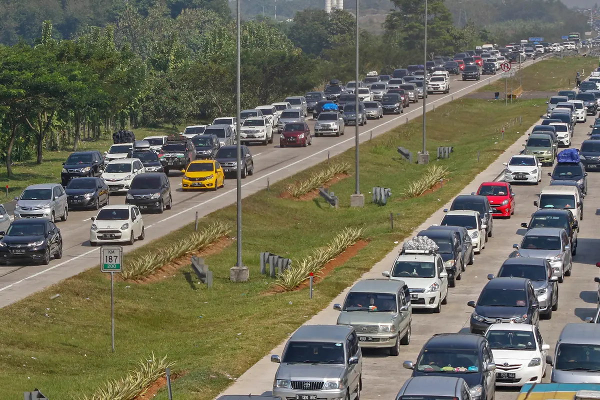 H-4 Lebaran, Pemudik Memadati Ruas Jalan Tol Cikopo Palimanan