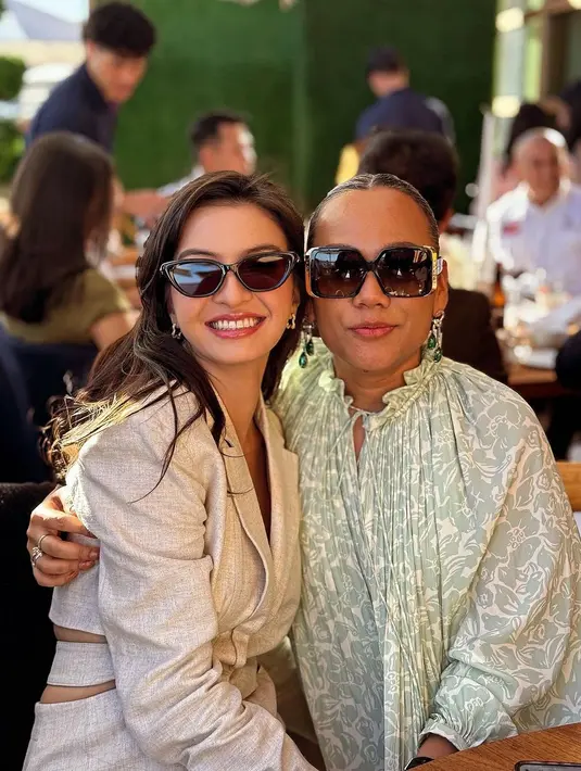 Penampilan minimalis Raline terlihat slay di samping Alicia Keys yang pilih dress hijau sage. Keduanya berfoto layaknya bestie, ya? [@ralineshah]