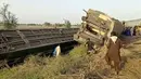 Gambar dari video ini, menunjukkan kereta setelah tabrakan di Ghotki, Pakistan, Senin (7/6/2021). Kecelakaan terjadi ketika kereta Millat Express yang berjalan dari Karachi menuju Sargodha, tergelincir. Kereta itu kemudian ditabrak oleh Sir Syed Express yang melaju dari arah berlawanan.  (AP Photo)