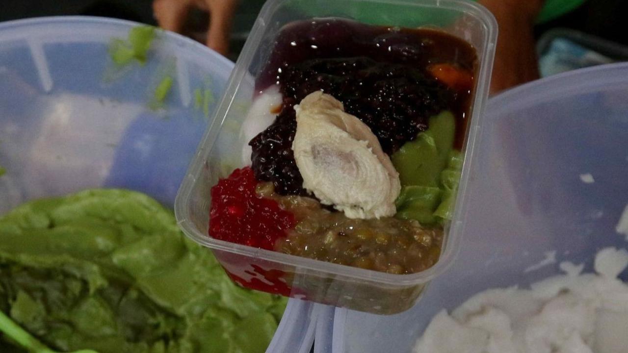 Kombinasi hidangan bubur sumsum yang dicampur dengan ketan hitam dengan durian pun menjadi incaran warga untuk buka puasa.&nbsp;Foto: Liputan6.com / Herman Zakharia