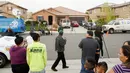 Awak media berkumpul di depan rumah ditemukannya 13 anak yang kurang gizi dan dirantai oleh orang tuanya di Perris, California, Senin (15/1). Orang tua itu diidentifikasi sebagai David Allen Turpin dan Louise Anna Turpin (Sandy Huffaker/Getty Images/AFP)