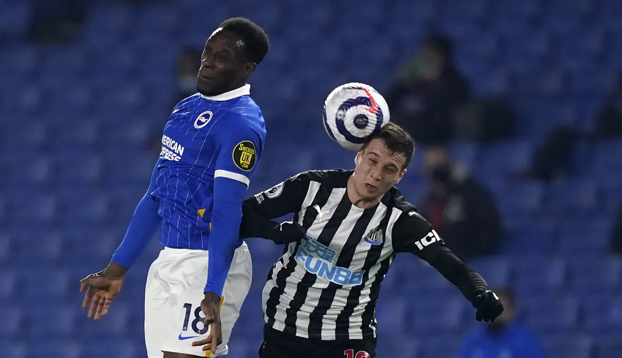 Striker Brighton and Hove Albion, Danny Welbeck (kiri) berduel udara dengan Newcastle United, Javier Manquillo dalam laga lanjutan Liga Inggris 2020/2021 pekan ke-29 di Falmer Stadium, Brighton, Sabtu (20/3/2021). Brighton menang 3-0 atas Newcastle United. (AP/John Walton/Pool)