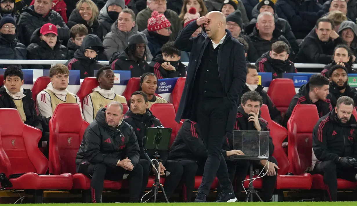 Pelatih Liverpool, Arne Slot memegang kepalanya untuk meluapkan rasa kecewa saat timnya kalah 1-4 dari PSV dalam laga Liga Champions 2025/2026 di Anfield, Liverpool, Rabu (26/11/2025) waktu setempat. (AP Photo/Jon Super)