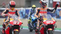 Pembalap Repsol Honda, Marc Marquez, menilai Jorge Lorenzo tak layak mengeluh terhadap performa motor Honda RC213V. (AFP/Jorge Guerrero)