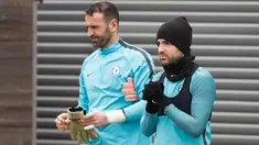 Gelandang Chelsea Cesc Fabregas (kanan) bersiap mengikuti sesi latihan tim di fasilitas latihan Chelsea Cobham di Stoke D'Abernon, London (19/2). Chelsea akan bertanding pada babak 16 besar Liga Champions melawan Barcelona. (AFP Photo/Adrian Dennis)