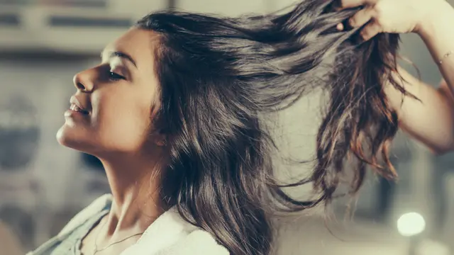 [Fimela] Meluruskan Rambut