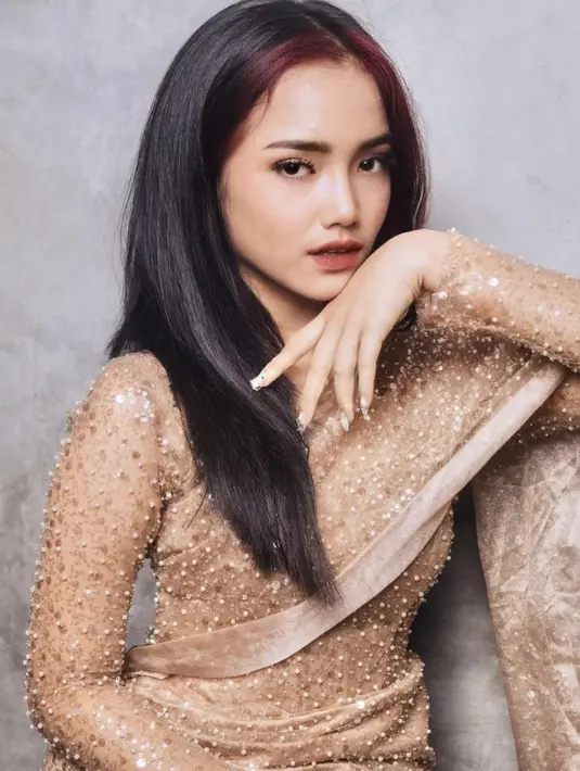 Transformasinya tampak begitu nyata, bahkan ia terlihat begitu glamor dalam balutan gaun sari bergaya India. Rambut panjangnya terurai, membingkai wajahnya dengan sempurna. [Foto: Instagram/ Fuji An]