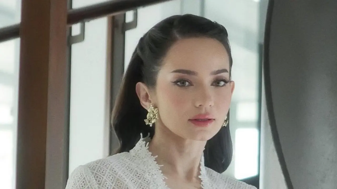 Pesona Enzy Storia Kenakan Kebaya Putih dengan Look Modern. [@rhay_david]