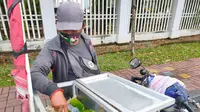 Surahman, penjual pempek pot-pot di Palembang mengalami penurunan omsel penjualannya karena pandemi Covid-19 (Liputan6.com / Nefri Inge)
