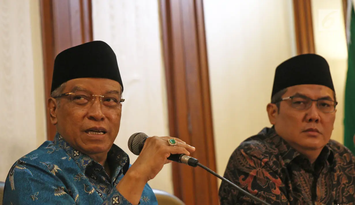 Ketua Umum PBNU Said Aqil Siradj (kiri) saat jumpa pers terkait pembakaran bendera HTI di Kantor PBNU, Jakarta, Rabu (24/10). PBNU menyayangkan aparat keamanan yang kecolongan dengan tidak menindak pengibaran bendara HTI. (Liputan6.com/Herman Zakharia)