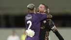 Kiper Fiorentina, David De Gea (kanan) merayakan kemenangan tim bersama rekannya, Dodo pada laga lanjutan Liga Italia 2024/2025 melawan AC Milan di Artemio Franchi Stadium, Florence, Italia, Senin (07/10/2024) dini hari WIB. (AP Photo/LaPresse/Massimo Paolone)