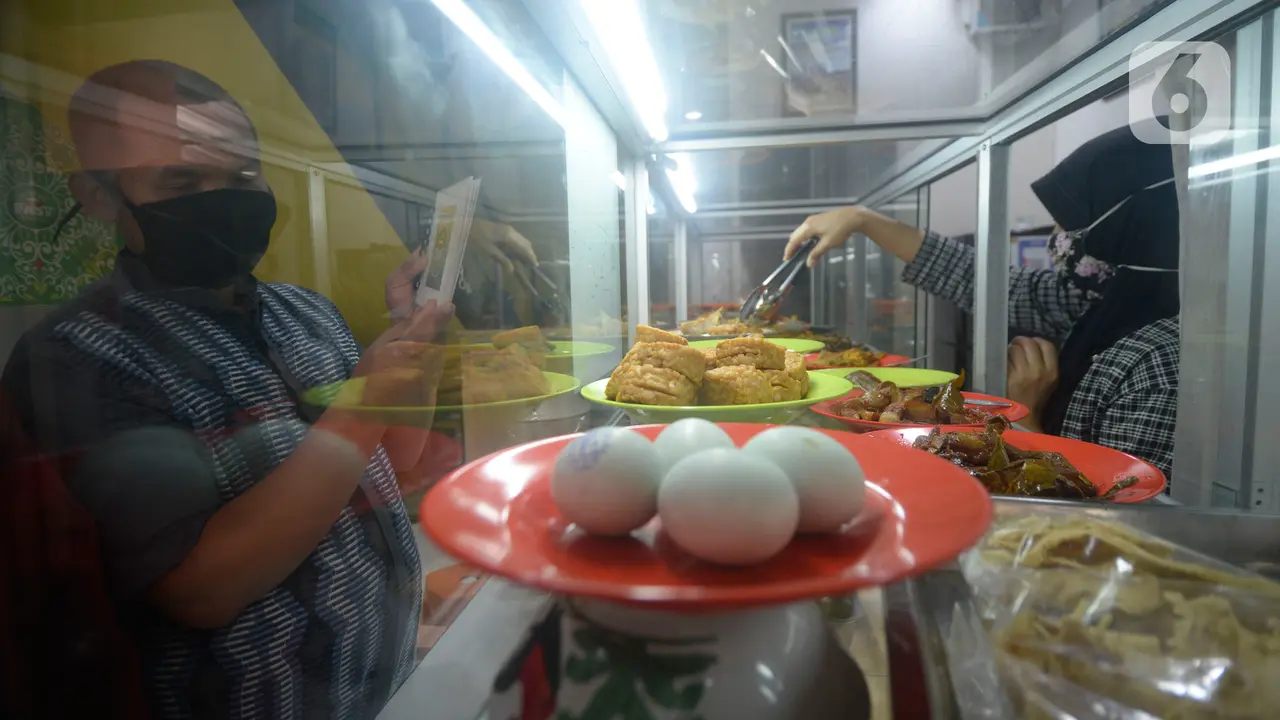 Bagi-Bagi Makanan Gratis di Hari Penyandang Disabilitas Internasional