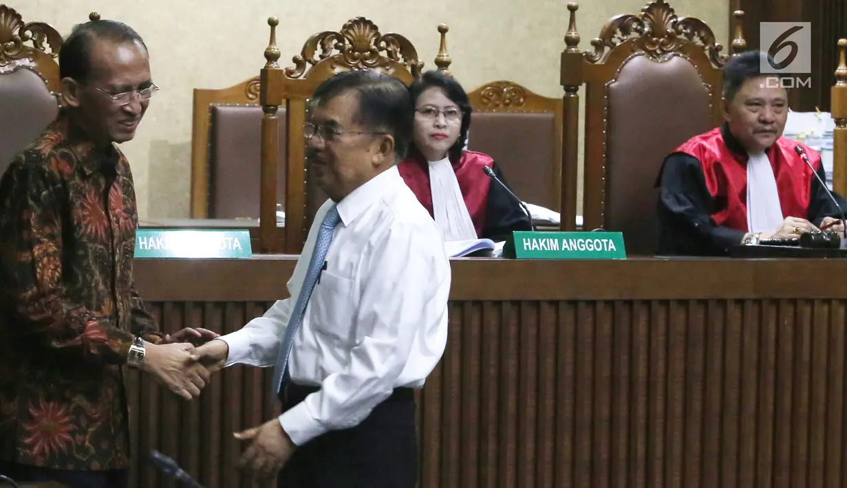 Wakil Presiden Jusuf Kalla (JK) bersalaman dengan mantan Menteri Agama Suryadharma Ali (SDA) di Pengadilan Negeri (PN) Jakarta Pusat, Rabu (11/07). JK hadir sebagai saksi dalam sidang lanjutan peninjauan kembali. (Merdeka.com/Dwi Narwoko)