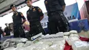 Barang bukti diperlihatkan saat konpers penyelundupan narkotika di Jakarta, Selasa (2/2). 16,81 kg narkotika jenis methamphetamin atau shabu asal China berhasil digagalkan Bea dan Cukai, BNN, Polres Pelabuhan Tanjung Priok. (Liputan6.com/Faizal Fanani)