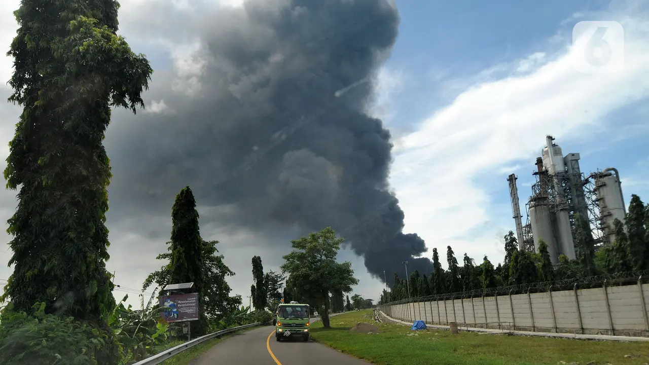 Jalan Raya Balongan-Indramayu Ditutup