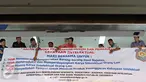 Petugas memasang spanduk sosialisasi peningkatan kesadaran untuk menghormati hasil karya intelektual di salah satu pusat perbelanjaan elektronik di Mangga Dua, Jakarta, Rabu (18/5).(Liputan6.com/Immanuel Antonius)