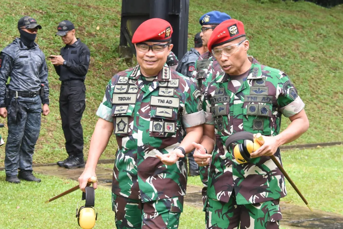 Komandan Jenderal Akademi TNI Teguh Arief Indratmoko (kiri). (Dok akademi-tni.mil.id)