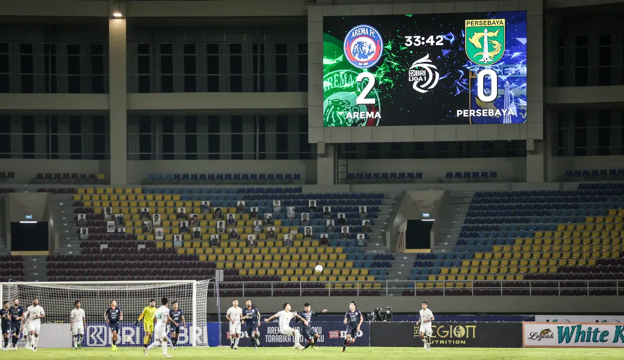 Sejumlah papan berwajah para fans Arema FC terlihat saat laga pekan kesebelas BRI Liga 1 2021/2022 antara Arema FC melawan Persebaya Surabaya di Stadion Manahan, Solo, Sabtu (06/11/2021). (Bola.com/Bagaskara Lazuardi)