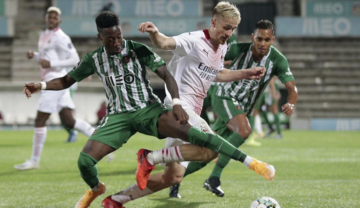 Bek AC Milan, Alexis Saelemaekers, berusaha melewati pemain Rio Ave pada laga play-off Liga Europa 2020/2021 di Estadio Dos Arcos, Jumat (2/10/2020) dini hari WIB. AC Milan menang dengan skor 9-8 atas Rio Ave lewat adu penalti. (AP Photo/Luis Vieira)