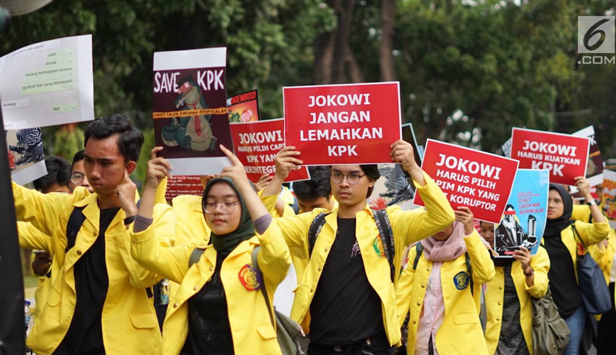 Massa gabungan dari beberapa organisasi menggelar aksi damai terkait pemilihan calon pimpinan KPK di Jakarta, Kamis (5/9/2019). Massa menuntut Presiden Joko Widodo memilih pimpinan KPK yang bersih dan jujur karena banyaknya polemik seputar Capim KPK. (Liputan6.com/Immanuel Antonius)