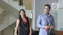 Putra dan putri mantan ketua DPR Setya Novanta, Dwina Michaella dan Rheza Herwindo bersiap meninggalkan gedung KPK usai menjalani pemeriksaan, Jakarta, Rabu (28/3). Dwina  dan Rheza  (Liputan6com/Herman Zakharia)