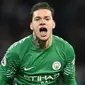 1. Ederson Moraes - Kekuatan City dimulai dari kiper mereka. Ederson yang menjadi penjaga gawang terbaik di Premier League musim lalu mampu tampil brilian lagi tahun ini. (AFP/Oli Scarff)