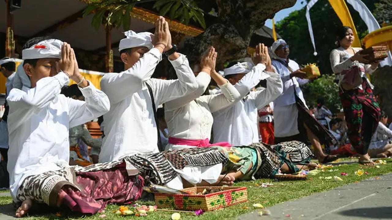 Berlangsung Khusyuk, Masyarakat Hindu Bali Peringati Hari Raya Galungan