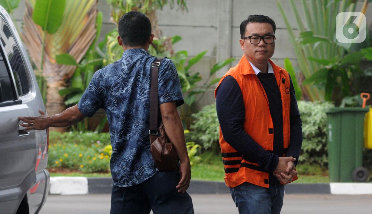 Mantan Dirut Perum Perindo Risyanto Suanda (kanan) saat akan menjalani pemeriksaan di Gedung KPK, Jakarta, Jumat (3/1/2020). Risyanto diperiksa sebagai tersangka untuk melengkapi berkas terkait menerima suap izin kuota impor ikan frozen pacific mackerel atau ikan salem. (merdeka.com/Dwi Narwoko)