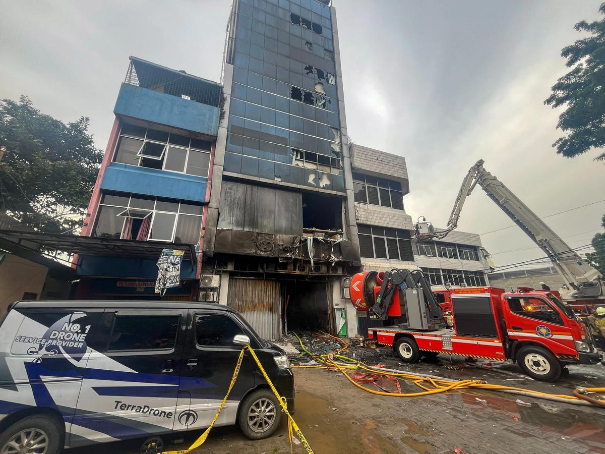 FOTO: Kebakaran di Kantor Terra Drone Padam, Petugas Lanjutkan Proses Pendinginan
