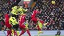 Pemain Arsenal, Gabriel Magalhaes, mencetak gol melalui tandukan kepala ke gawang Liverpool pada laga pekan ke-18 Premier League 2023/2024 di Stadion Anfield, Minggu (24/12/2023). Kedua tim bermain imbang 1-1. Arsenal tidak pernah menang di Anfield sejak 2013 lalu. (AP Photo/Jon Super)