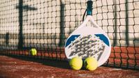 Raket dan bola untuk bermain padel/Copyright Freepik