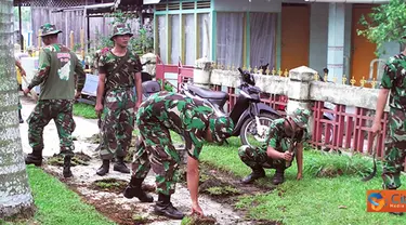 citizen6, Pontianak: Karya Bakti Kodam XII/Tanjungpura dengan masyarakat sekitar. (Pengirim : Devi Lahendra)