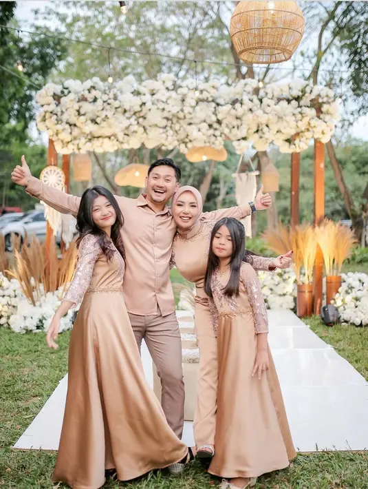 Tak ketinggalan sosok dua putri Angga Wijaya yang mengenakan gaun berwarna senada. Lewat hasil foto bareng ini, terlihat keceriaan keluarga Angga Wijaya. Berbagai hadiah dan kue ulang tahun membanjiri perayaan ultah istri Angga Wijaya. (Liputan6.com/IG/anggawijaya88)