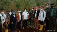 Kepala Perhutani Divre Jawa Barat dan Banten Amas Wijaya bersama perwakilan warga, saat penanaman pohon keras di Petak 38G, Resort Pemangkuan Hutan (RPH) Simpang, Bayongbong, Selasa (12/12/2021). (Liputan6.com/Jayadi Supriadin)