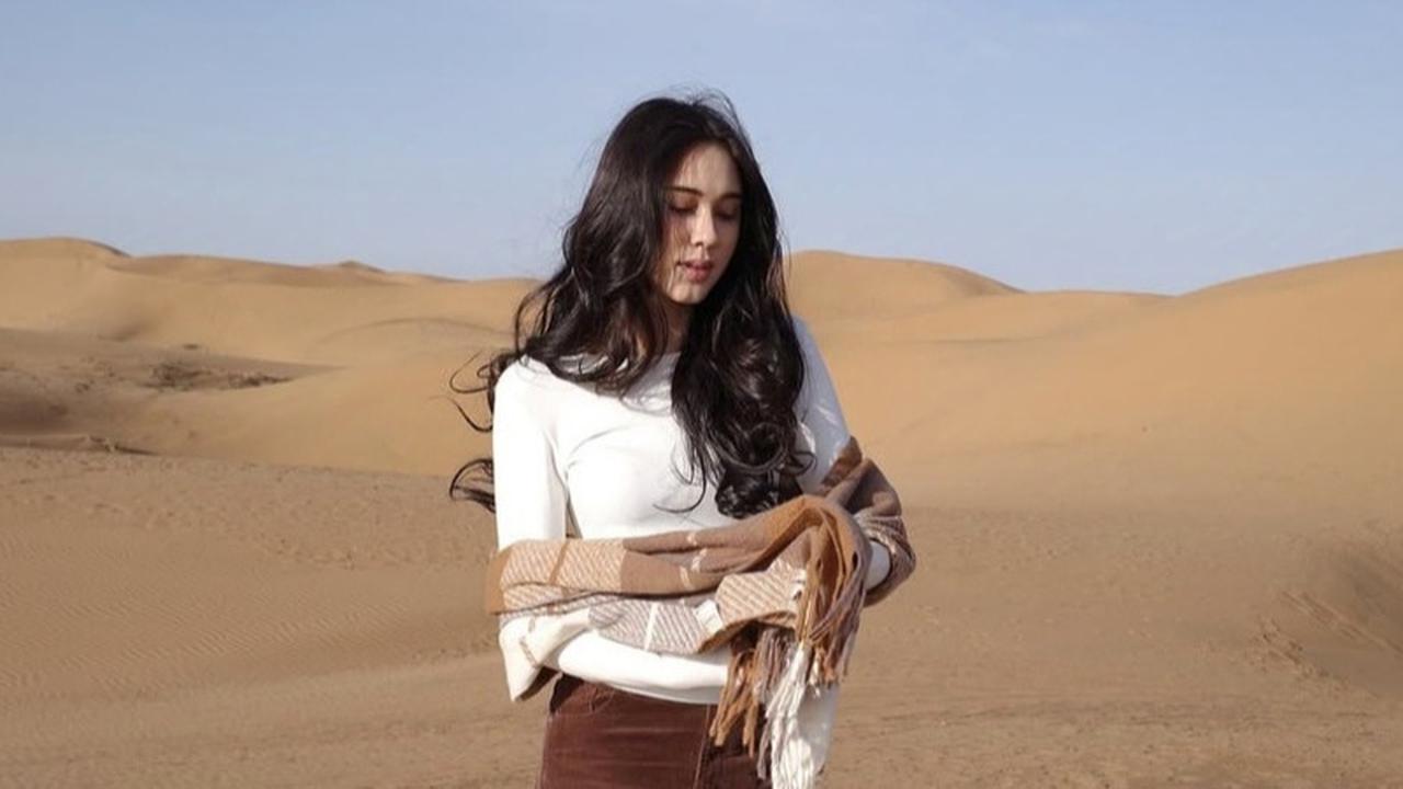 Yasmin Napper Tampil Memukau dalam Balutan Tais Timor, Makeup Flawless Menambah Pesona