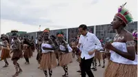 Presiden Joko Widodo (Jokowi) disambut warga saat mengunjungi Kabupaten Kaimana, Papua Barat, Minggu (27/10/2019).