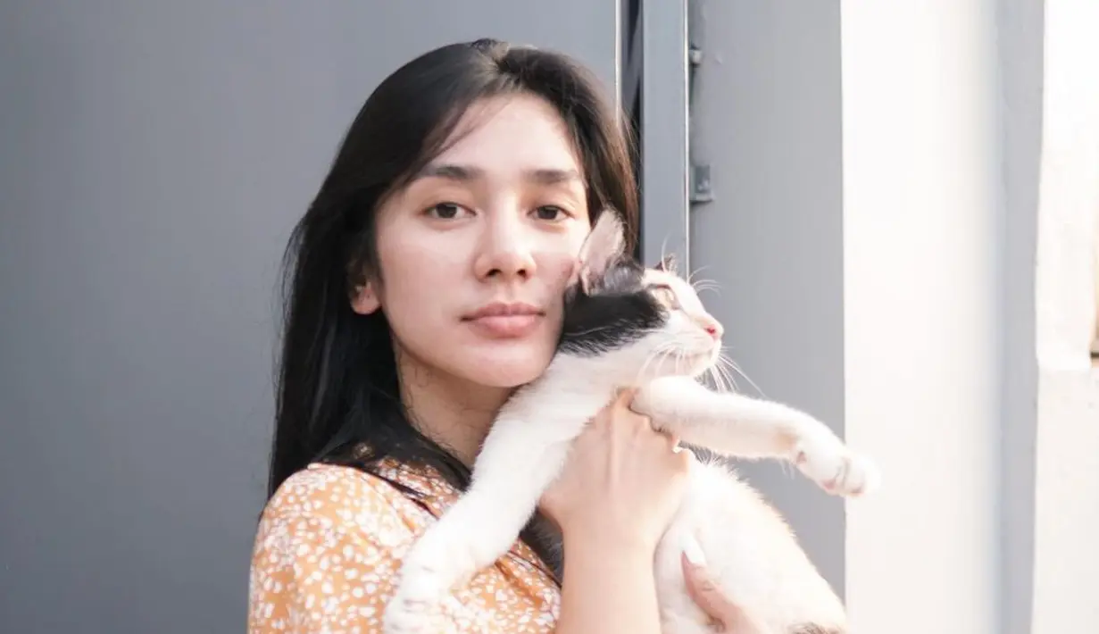 Saat belum mandi pun, Fanny masih terlihat cantik. "Selamat pagi dari kami yang belum mandi," tulisnya sebagai keterangan foto. (Foto: instagram.com/fannyghassani)