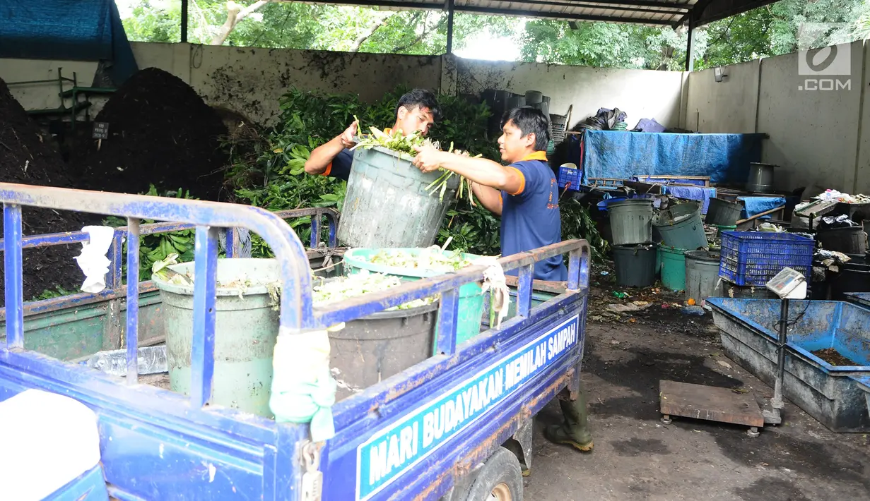 Petugas menurunkan sampah organik untuk pakan ulat maggot di penangkaran Unit Pengolahan Sampah (UPS) 2 Sukmajaya Depok, Jawa Barat, Selasa (5/3). Ulat maggot terbukti dapat mengurangi volume sampah di Depok. (Liputan6.com/Herman Zakharia)