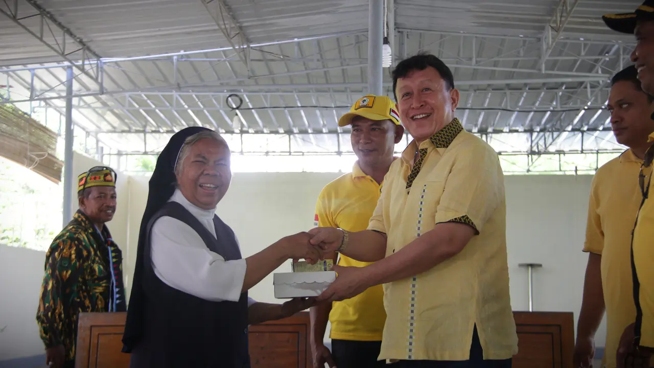 Partai Golkar membagikan makan siang dan susu gratis di empat titik di Kabupaten Manggarai Barat di Provinsi Nusa Tenggara Timur (NTT).