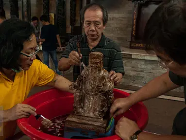 Warga Tionghoa membersihkan patung dewa-dewi di Vihara Amurva Bhumi, Jakarta, Jumat (20/1). Kegiatan itu merupakan persiapan menjelang ibadah warga Tionghoa pada Tahun Baru Imlek 2568 yang akan jatuh pada 28 Januari 2017. (Liputan6.com/Gempur M Surya)