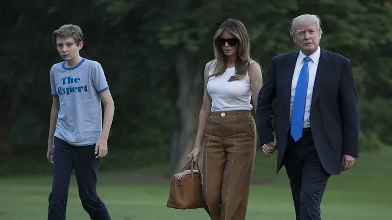 Donald Trump bersama sang istri Melania dan putra bungsunya Barron ketika tiba di Gedung Putih