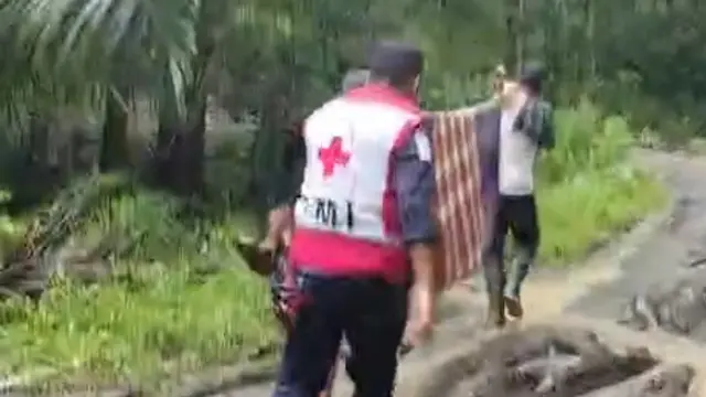 Relawan evakuasi korban banjir Sukabumi