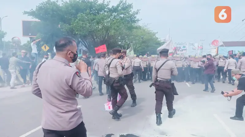 Kabid Humas Polda Banten AKBP Shinto Silitonga saat mengimbau massa aksi (Liputan6.com)